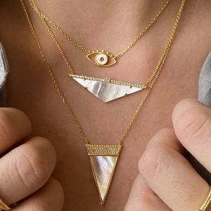 Mother of pearl triangle Necklace (Middle)